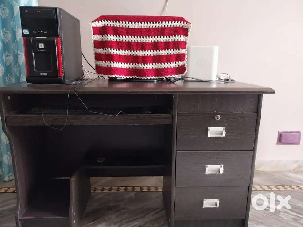 Computer desk