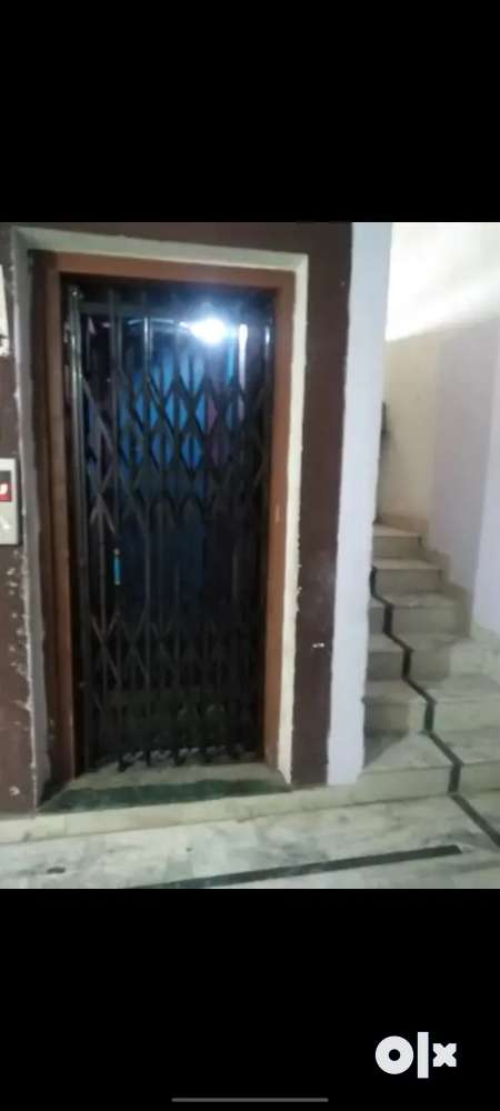 3rd floor pe hai flat lift bhi hai akbri gate me