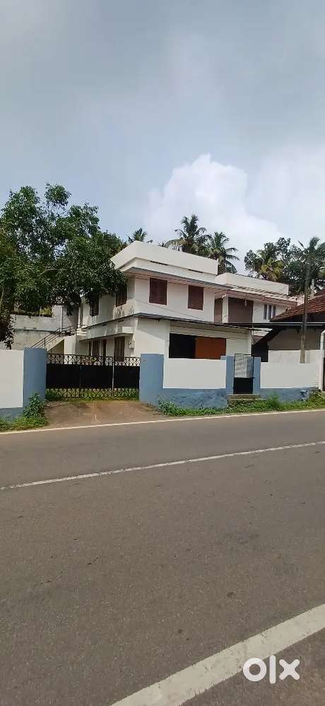 6.5 cent commercial plot and house for sale sreekariyam akkulam