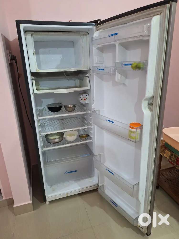 (4k) Kelvinator Fridge - 266L, 4Star (Perfect Working Condition)