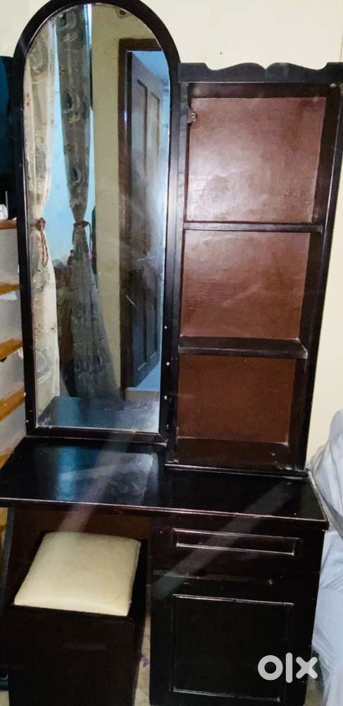 Dressing table with mirror amd cushoined seat