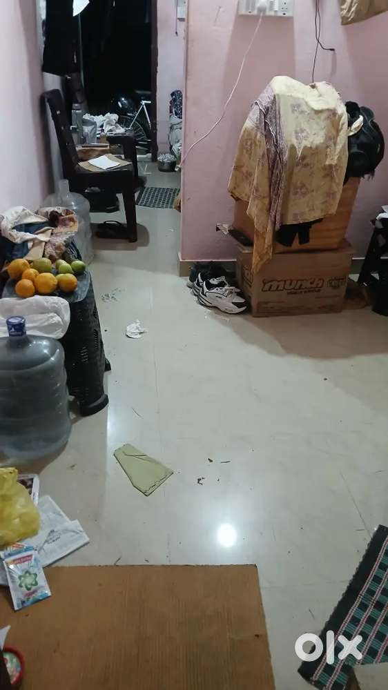 ഒരു ചെറിയ മുറിയും ഒരു ചെറിയ അടുക്കളയും ക്ലീൻ ചെയ്യാൻ