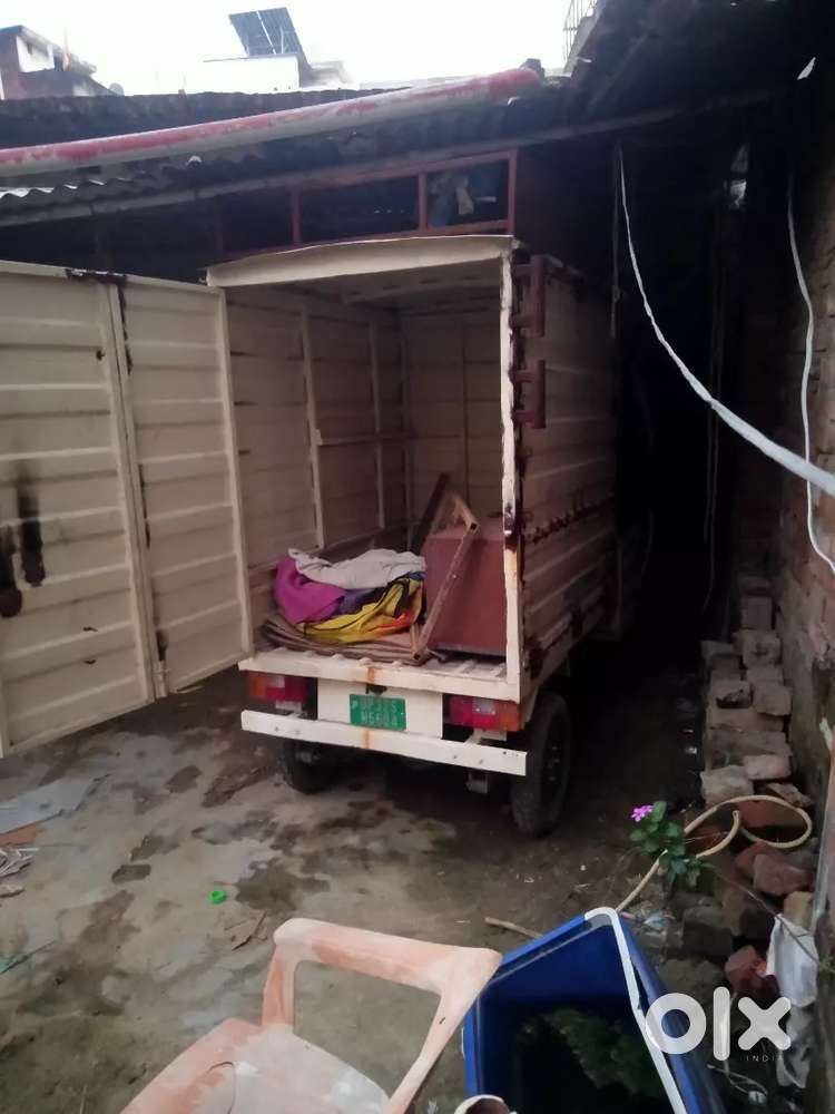 E rikshaw wale thela per aaloo paradha banane kar bechna ha