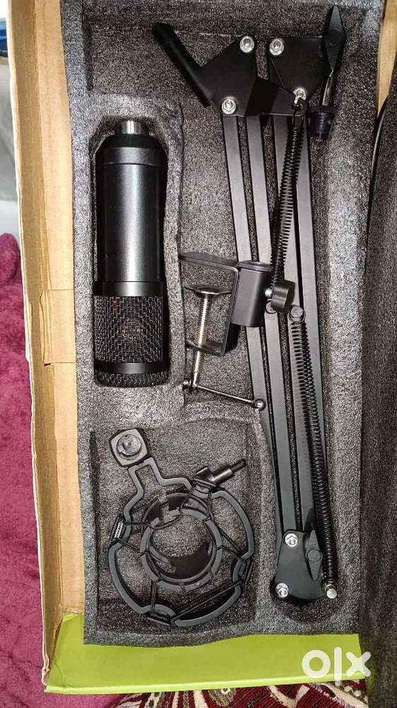 *_Condenser Podcasting Microphone  Kit With V8 Sound Card_*