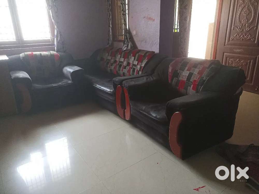 3+1+1 seater sofa 5 yrs old  Rs 2500( negotiable)