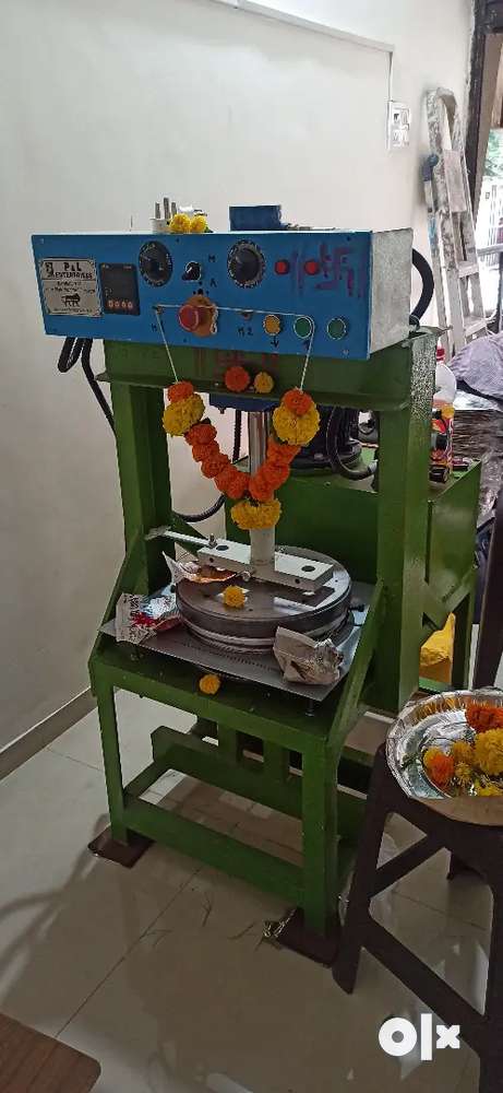 Paper plate making machine