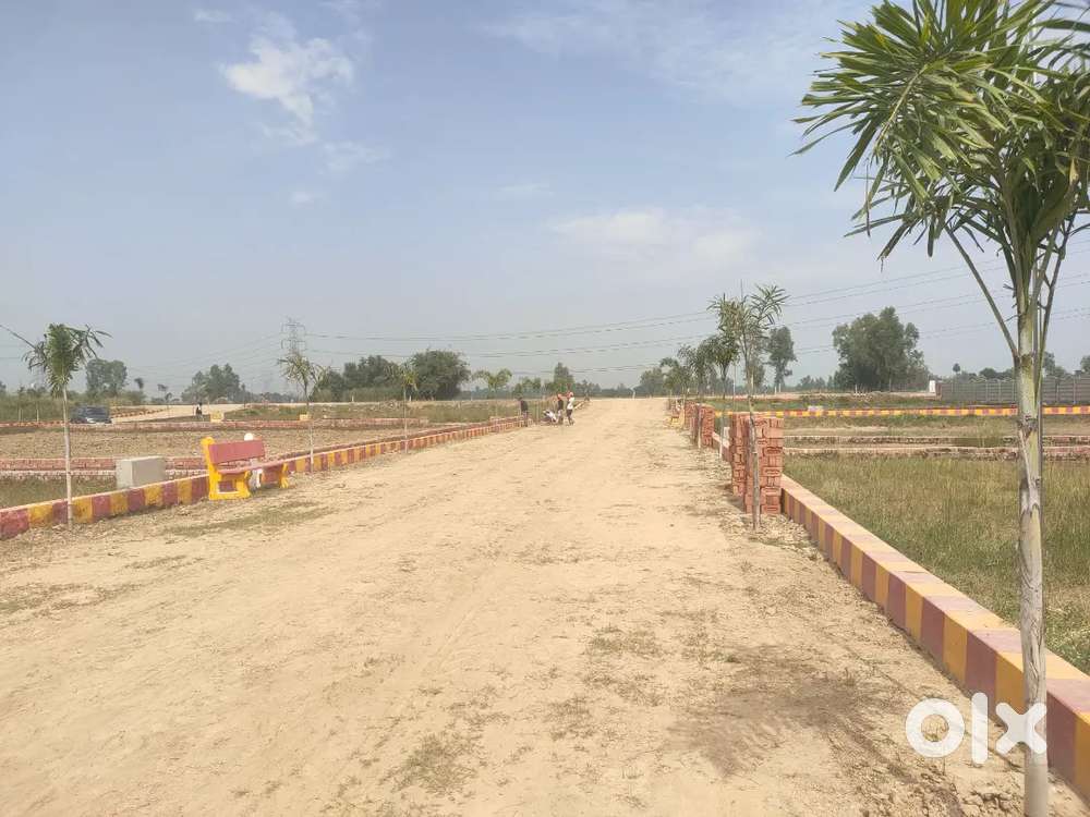 संकट मोचन पब्लिक स्कूल से 800 मीटर की दूरी पर जिला पंचायत से अप्रूव्ड