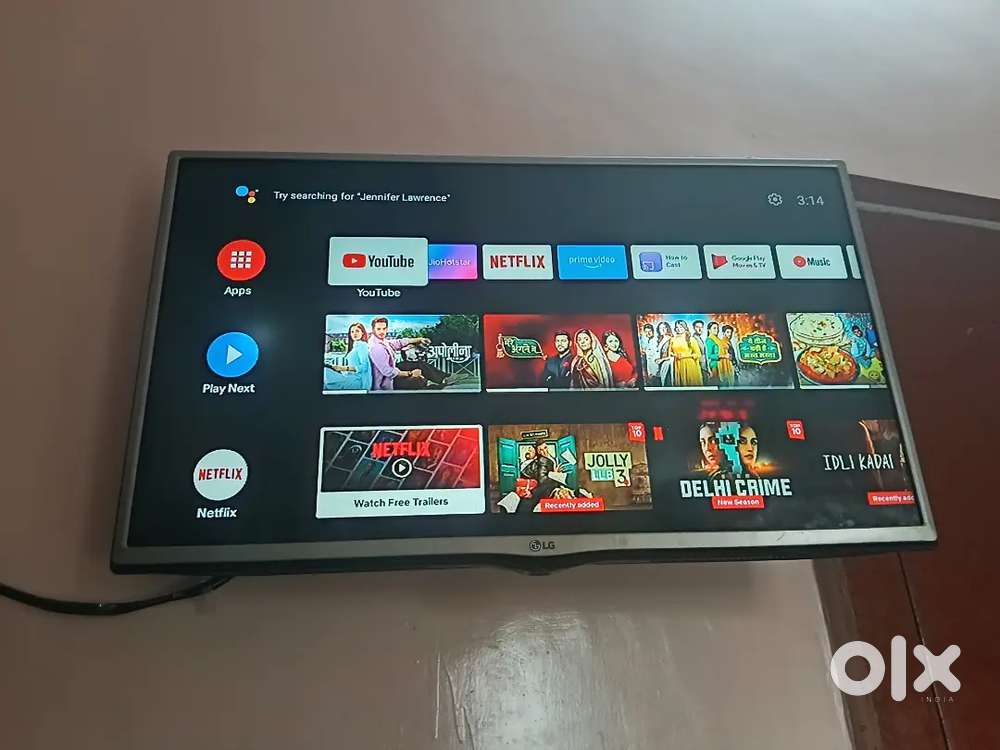 LG 32 INCH  TV  GOOD CONDITION ONLY 3 SMALL WHITE DOT COMES ON SCREEN