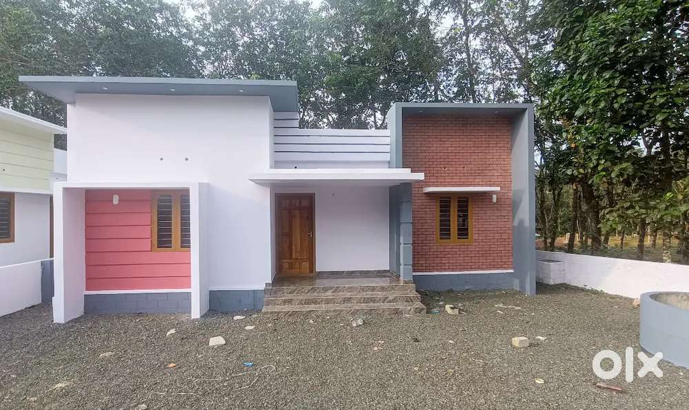 Vakathanam - Njaliyakuhzi - 5 Cent , 900 Sqft , 3 Bed Room New House