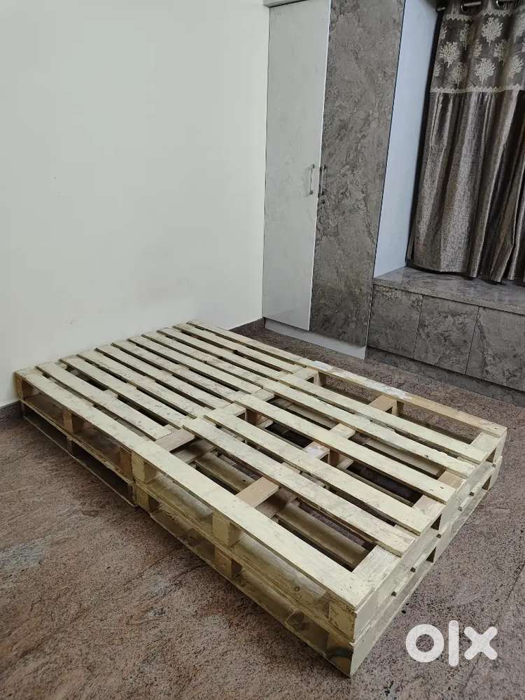 Pallet bed - 4 pieces can be used as bed or sofa