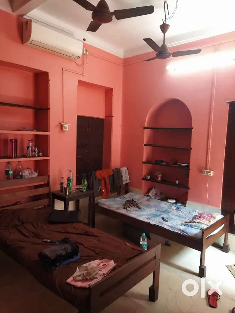 Male PG near Maniktala