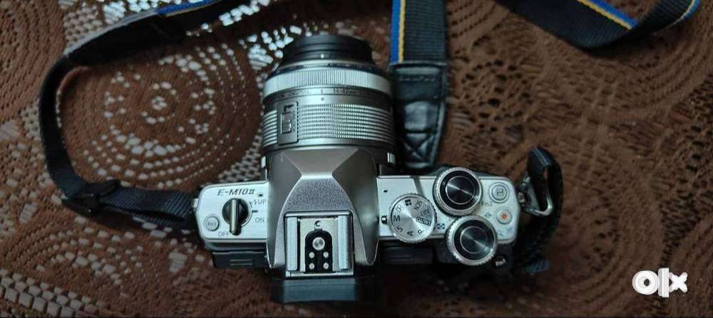 OLYMPUS E-M10 DIGITAL CAMERA MARK II SILVER BODY + ED14-42MM LENS