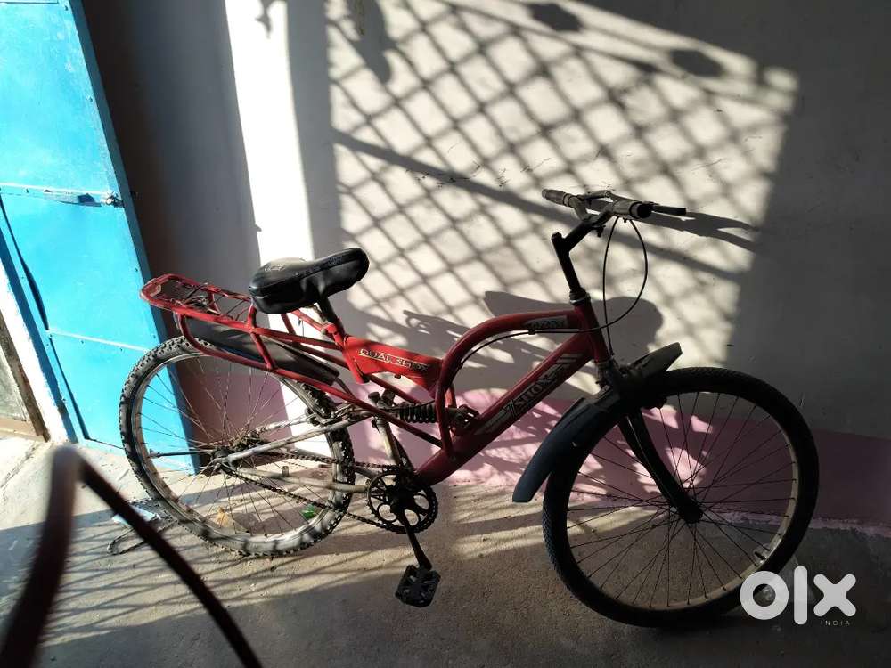 साइकिल बेच रही है