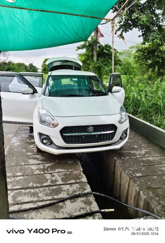 रेहना खाना फरी होटल लाईन में गाडी चलाना Swift Car