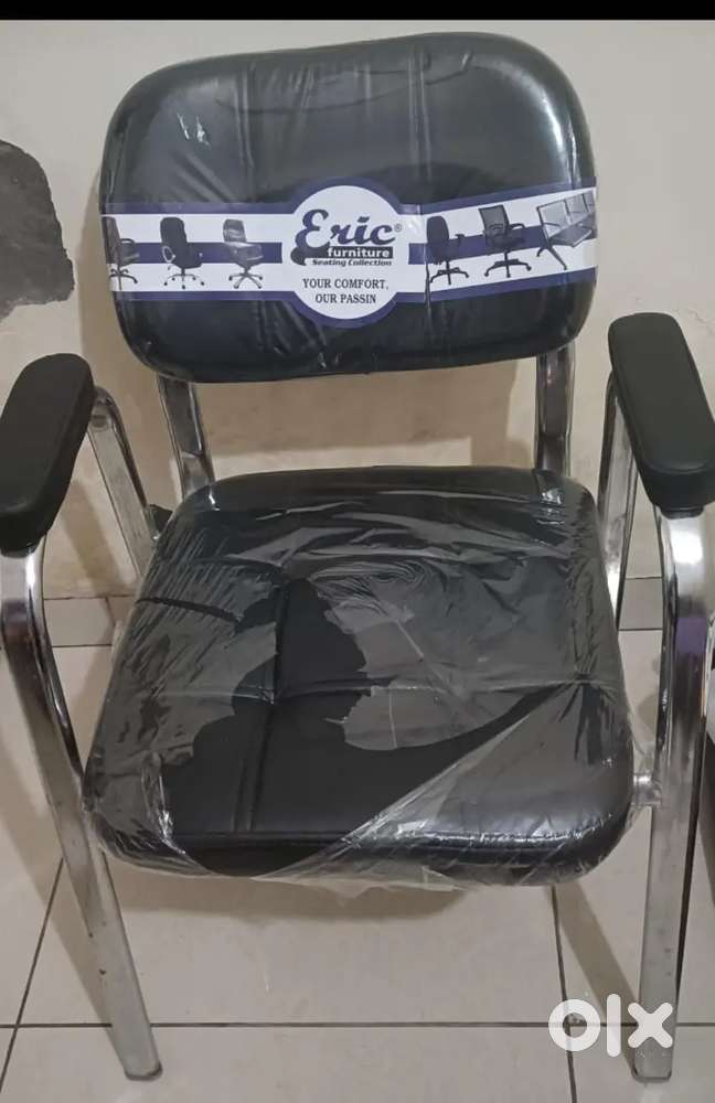 Office chair with 2 plastic chair
