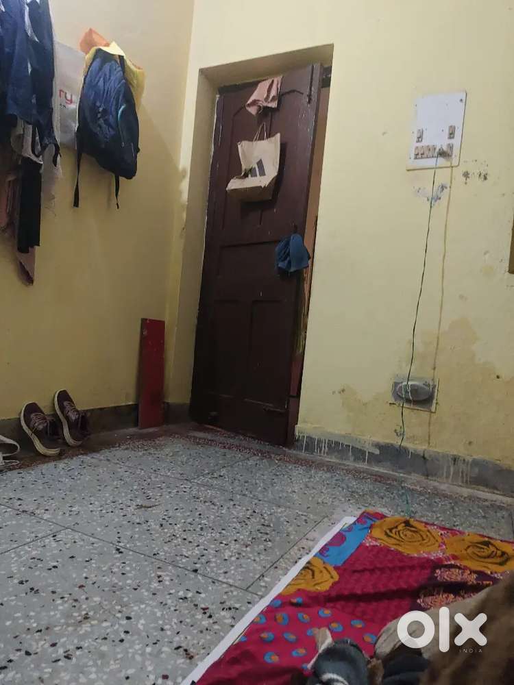 2bhk falte h 1room khali h aur hall