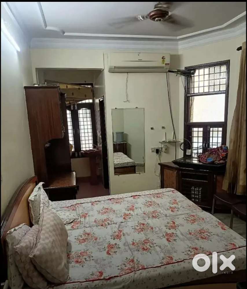 Room available for girls student or working