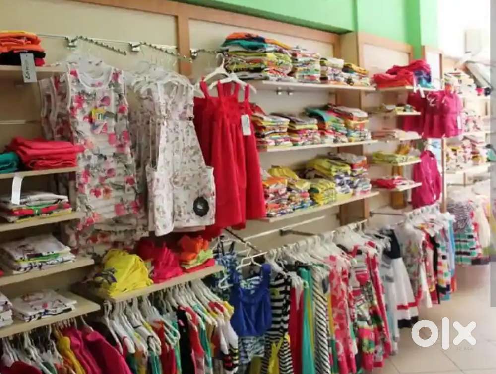 Sales Staff@Branded Clothing Store (M/F)