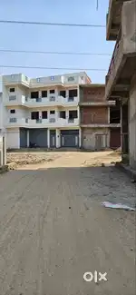 कॉर्नर प्लॉट बिकाऊ है 30 फिट RCC रोड से लगा हुआ आबादी के बीचों बीच