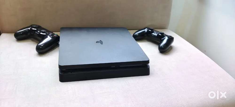 PS 4 1 tb with 2 controller