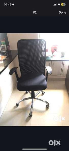 BLACK MOVABLE CHAIR WITH WHEELS