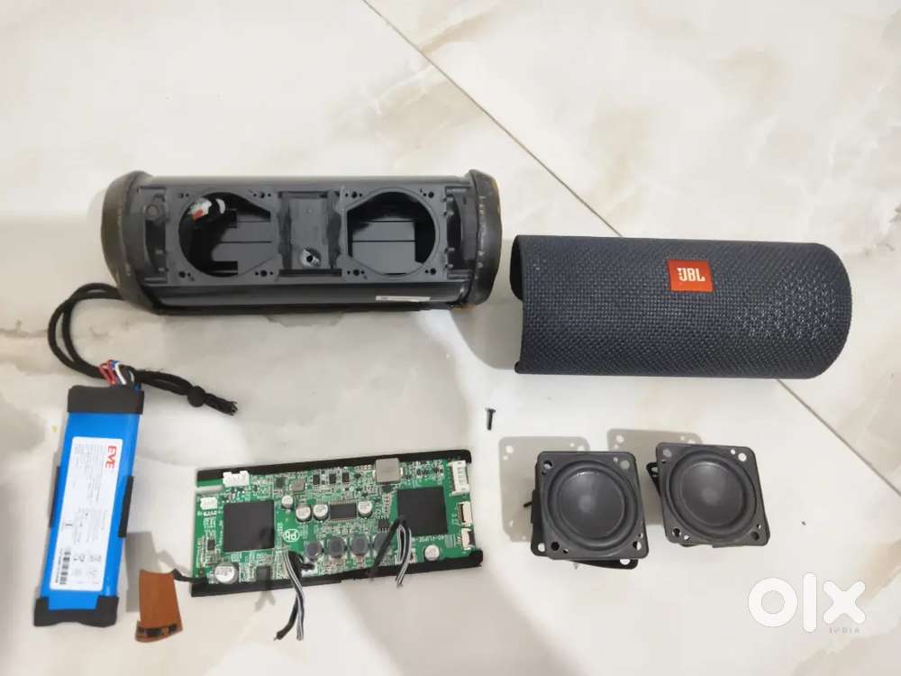 Jbl flip 3 stealth bluetooth speaker & battery available new condition