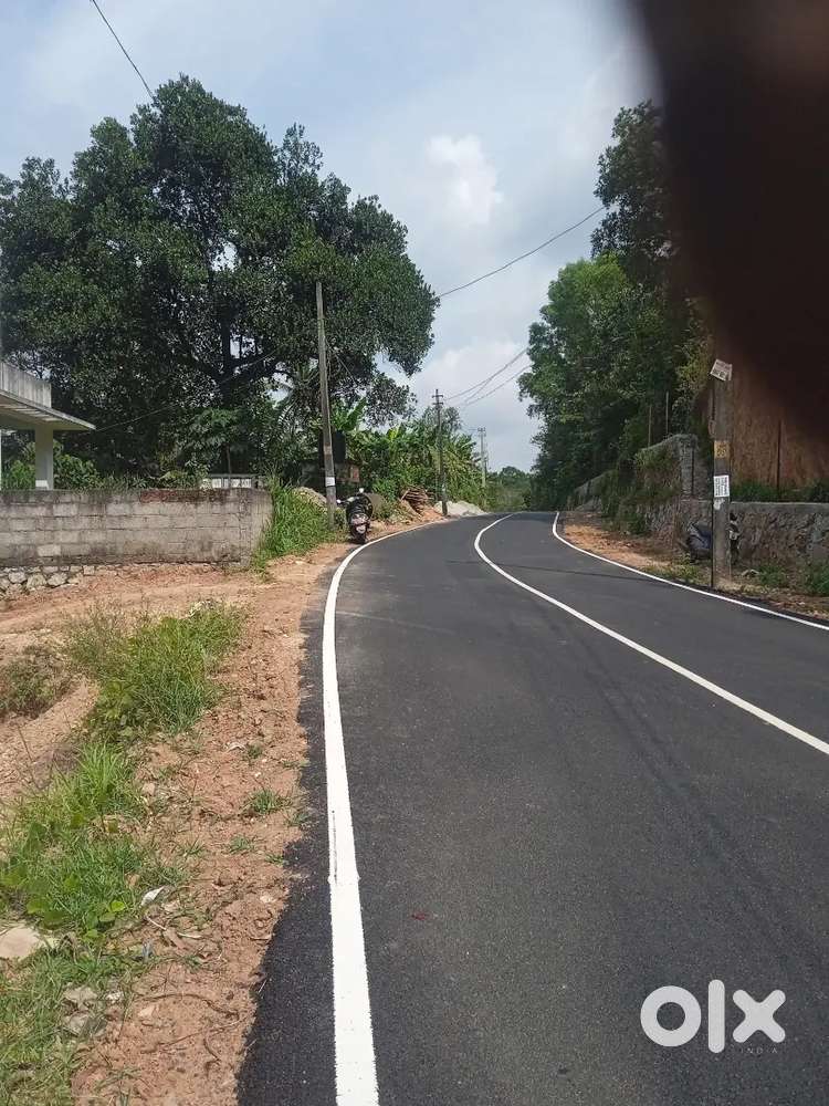 പേർർക്കട ഏണിക്കര മുല്ലശേരിമെയിൻ റോഡിൽബസ് റൂട്ടിൽ 10സെന്റ്