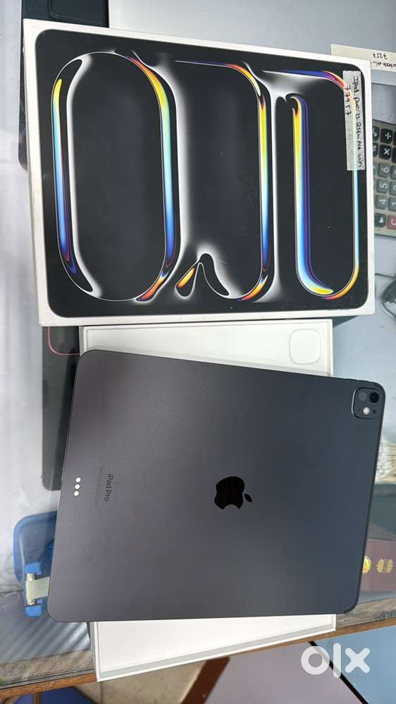 apple ipad pro 11inch M4. 512gb cellular like new with box acc