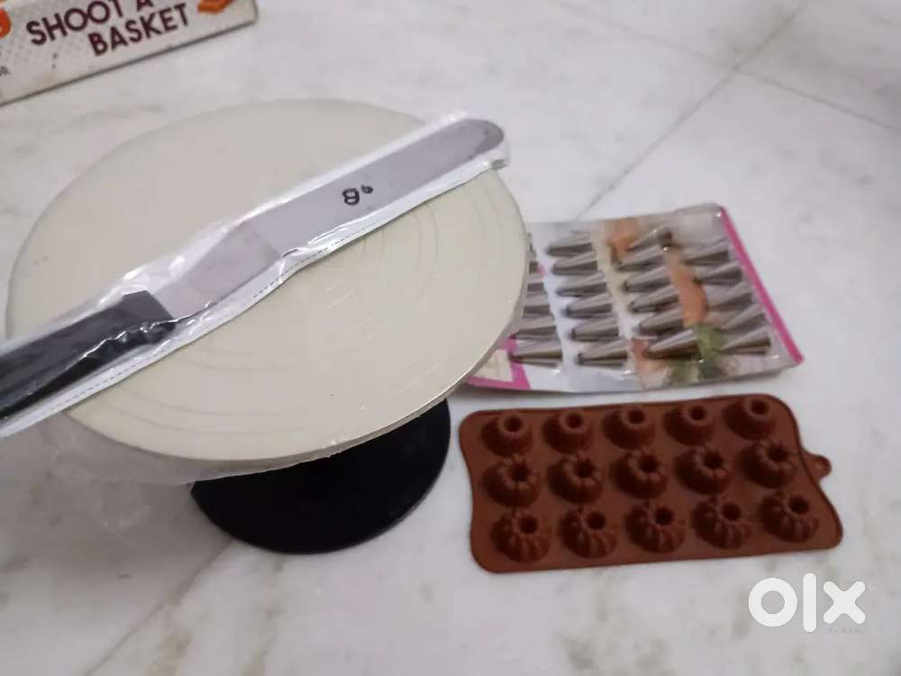 Aluminium cake turn table stand and accessories