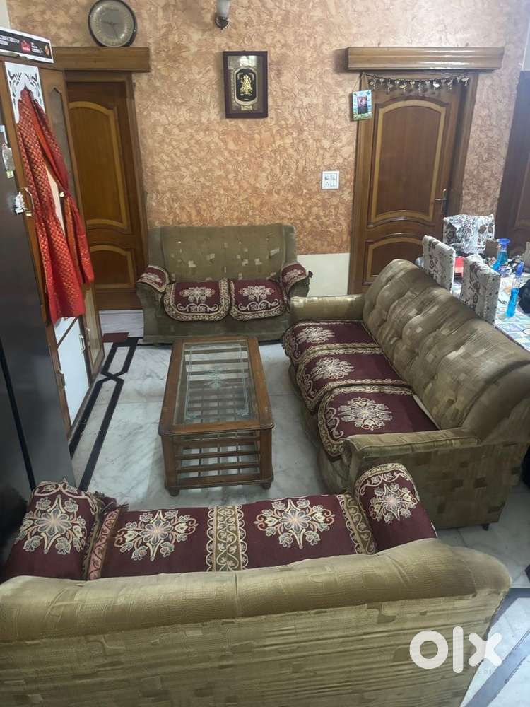 7 seater sofa set with centre table in good condition