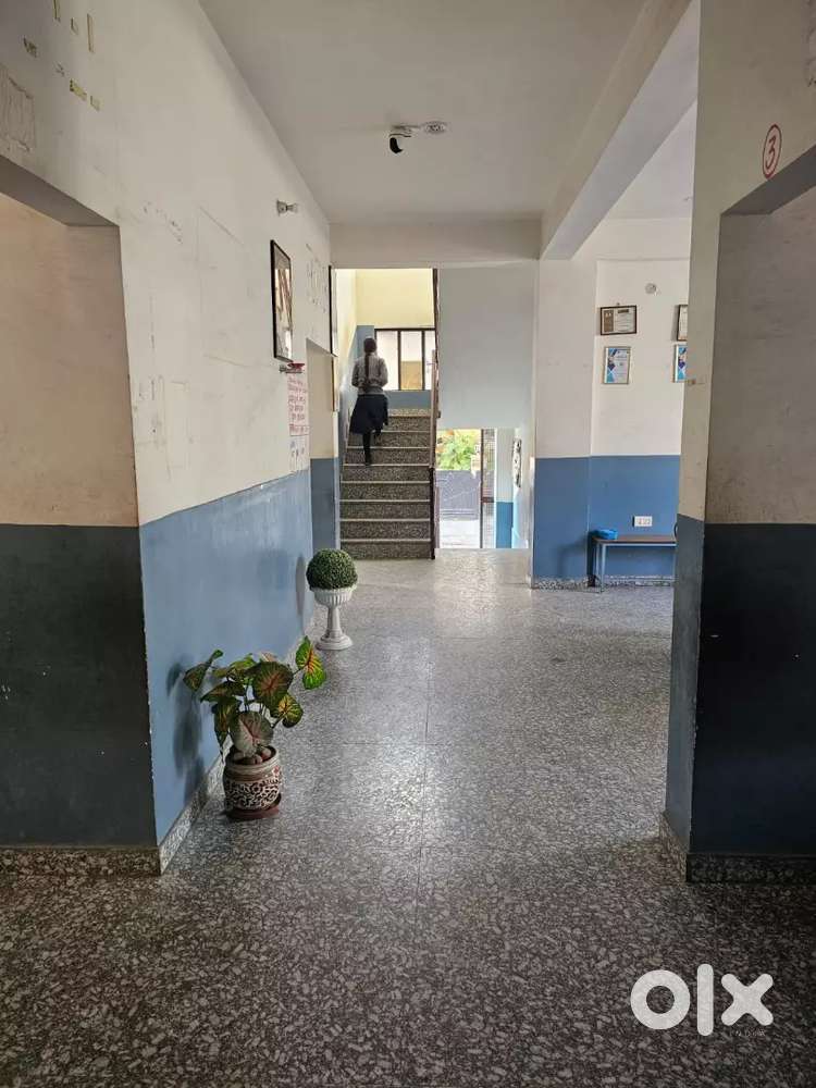 Running School for Rent( किराए पर उपलब्ध एक स्कूल है। )