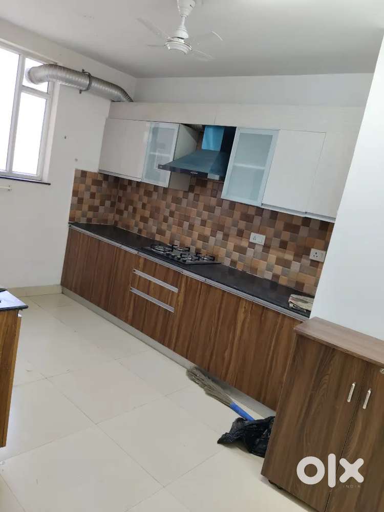 3 BHK semi furnished flat independent owner free