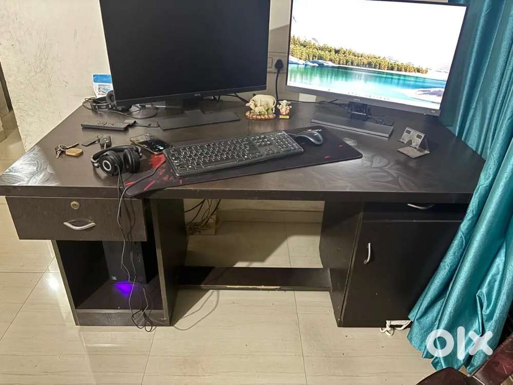 Computer table in good condition