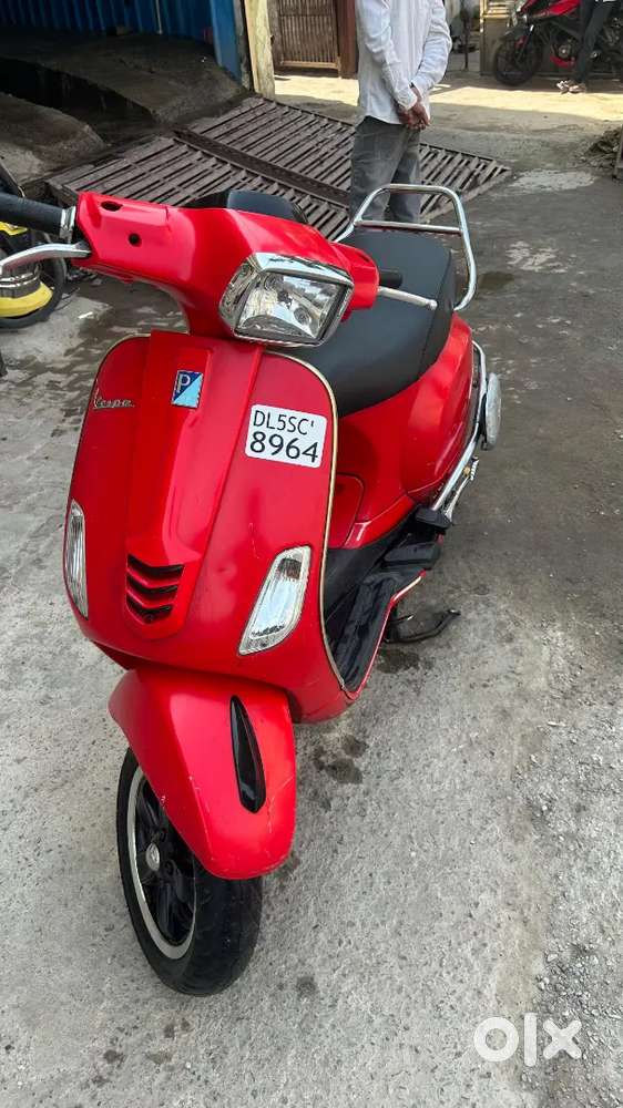 Vespa sxl 125 with company record and in superb condition