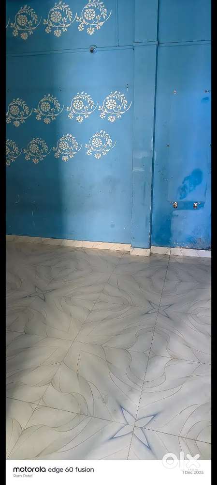 Room dena h 1st pura dena h 2 hall hai 1 bath room hai