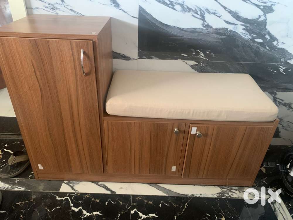 Shoe rack with storage