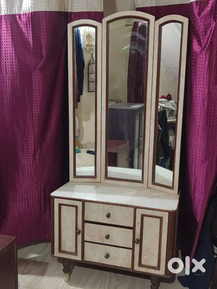 Elegant Wooden Dressing Table with 3 Mirrors and Storage Drawers