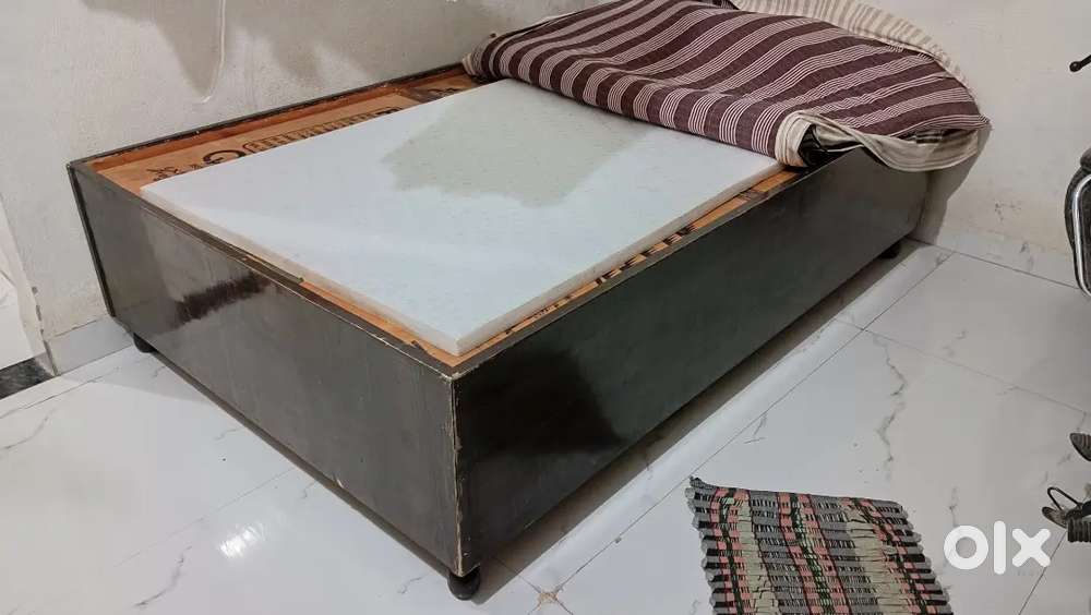 4×6 diwan(box bad) ₹4800 good condition
