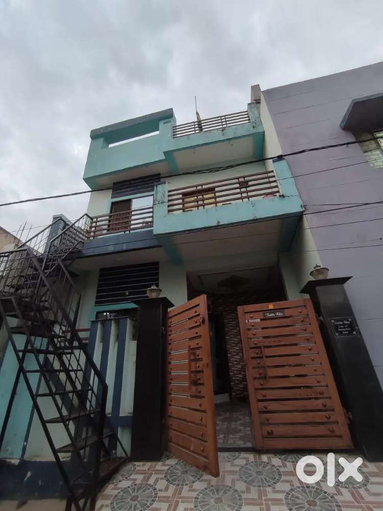 Prime location good condition house for room parter