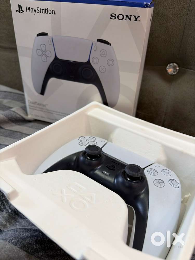 Playstation 5 DuelSense wireless controller. Only used once