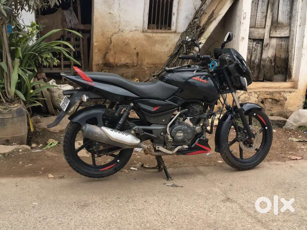 Selling Bajaj pulser 150 good condition vehicle
