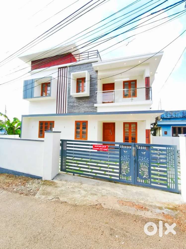 Aluva metro station 2km uc college 3bhk fully furnished 2 car parking