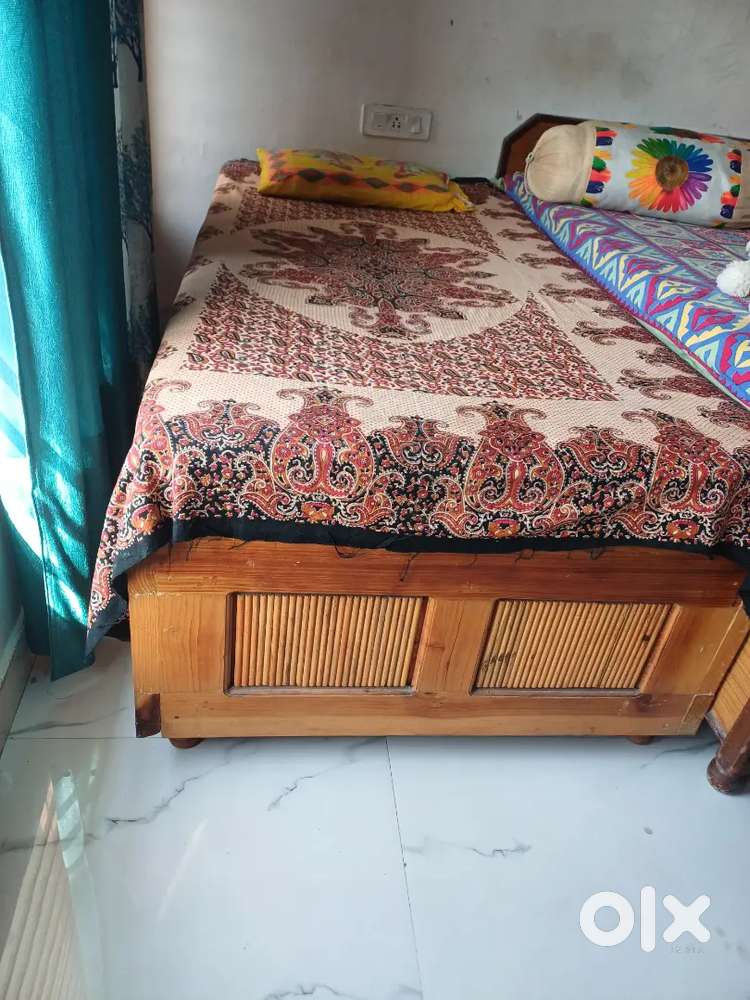 Dressing table nd single deewan bed