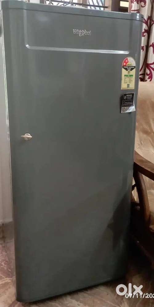 REFRIGERATOR WITH STABILIZER