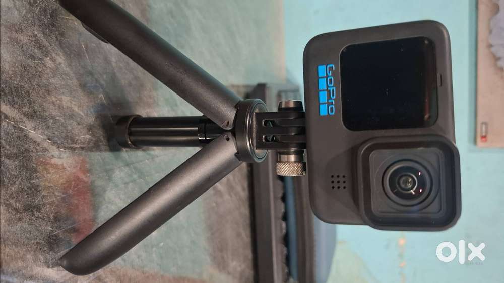 I GOPRO AND  1 gimble 3 BATTERRIES AND 1 ADAPTER