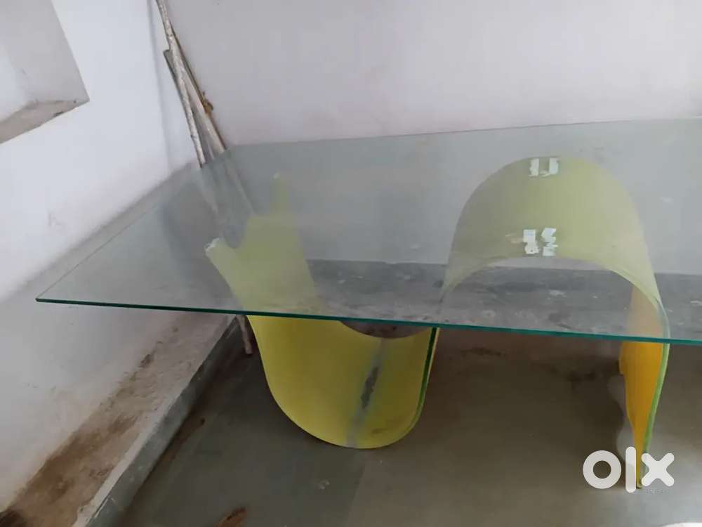 Glass dinnig table