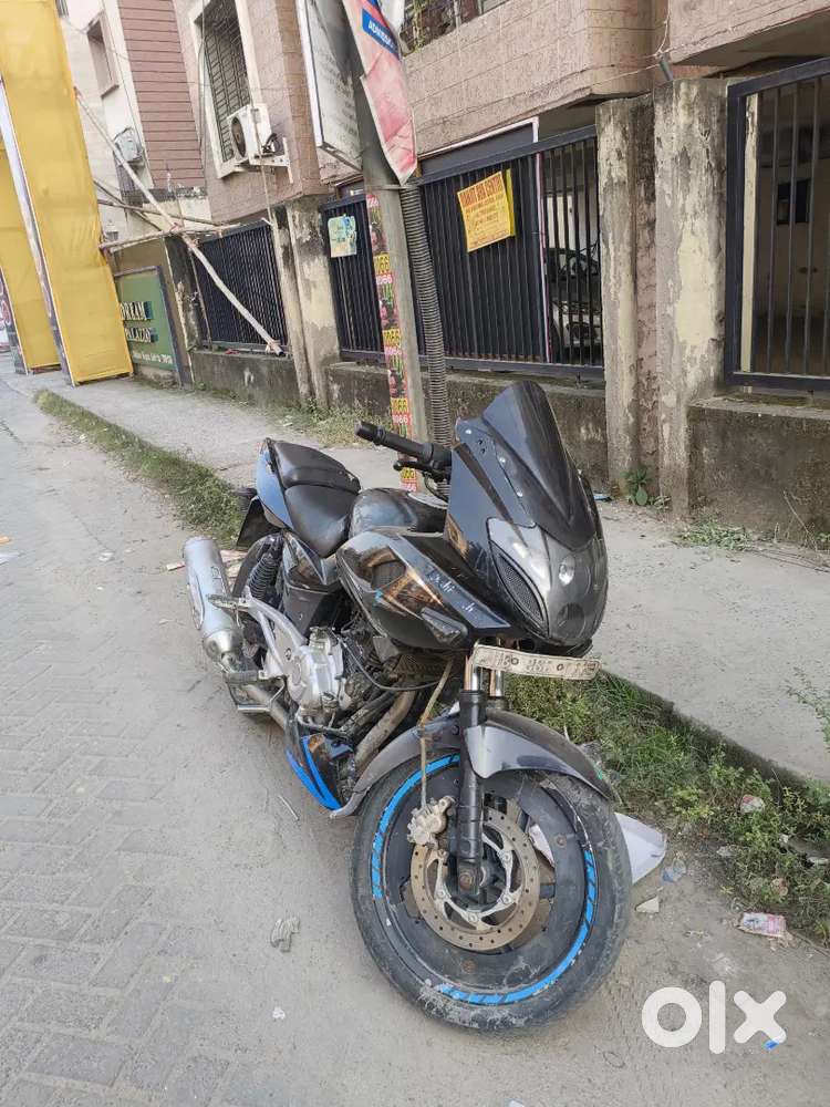 Pulsar 220f like new condition new chen spoket   mor information call