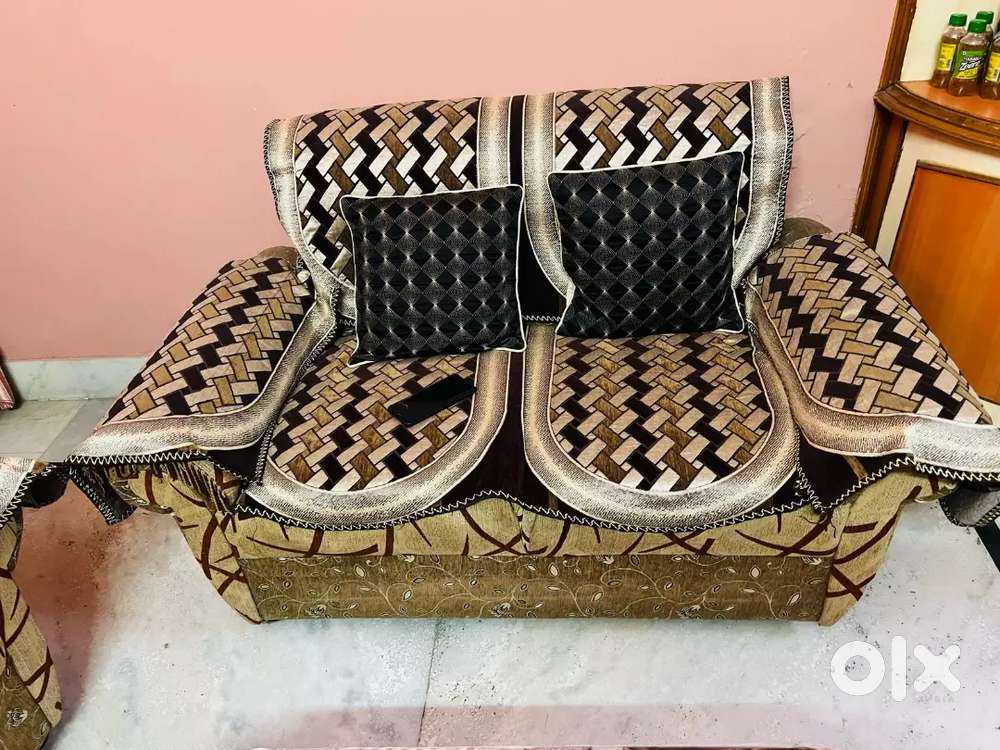 6 pc sofa(3 set)with table.