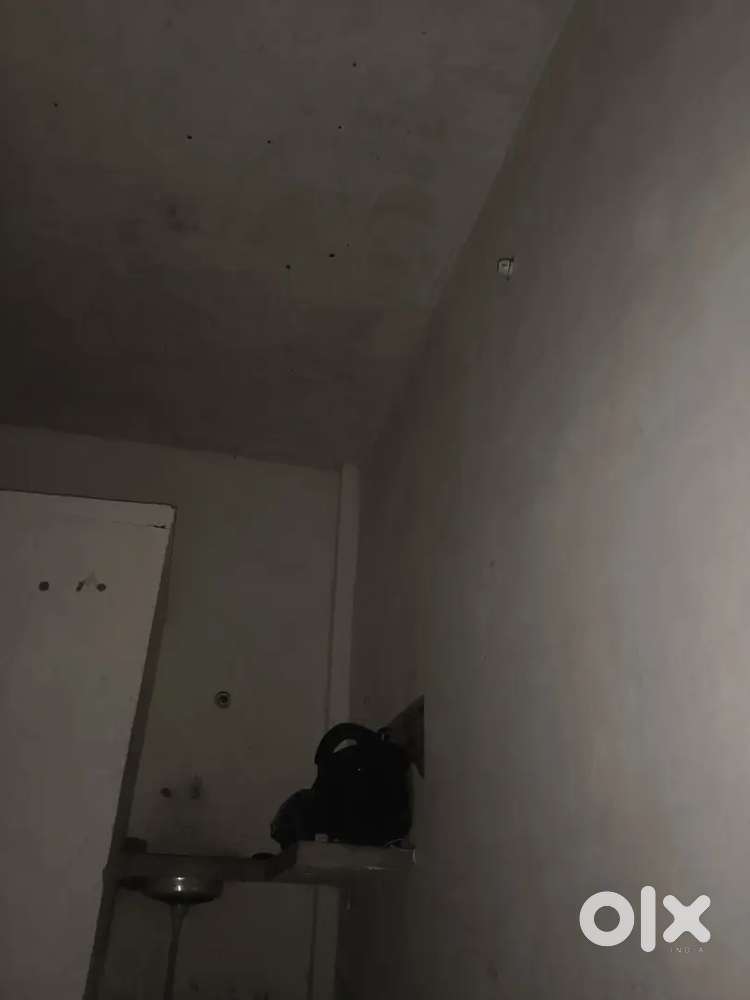 Ak  roomate chahiye no drinking no smoking