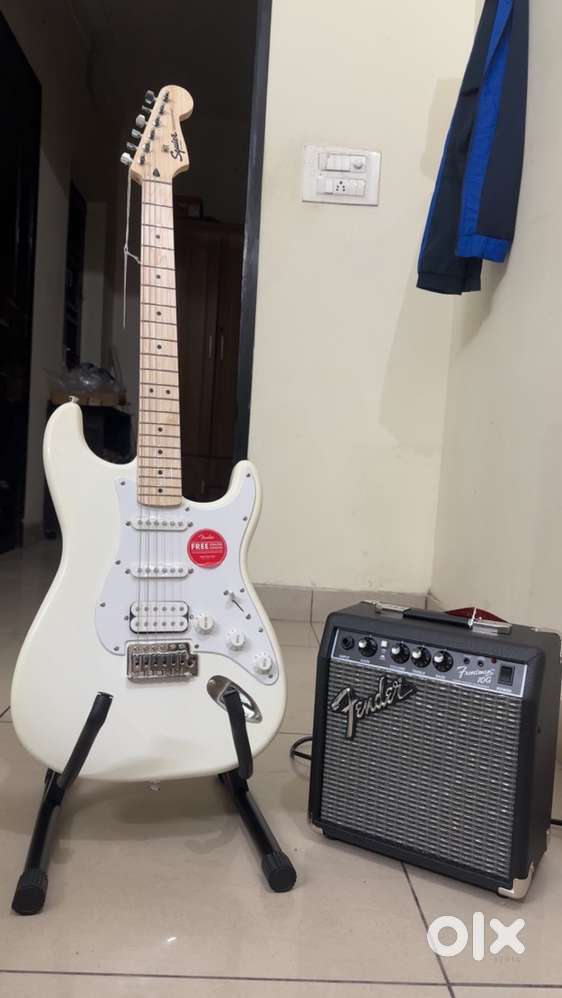 Fender Squier FSR Sonic Strat- As good as new. With bill and box